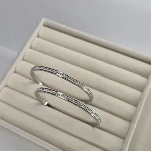 Bracelete Bangle Cravejado de Zircônias Vallét