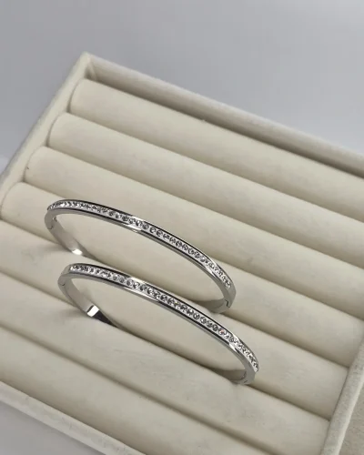 Bracelete Bangle Cravejado de Zircônias Vallét